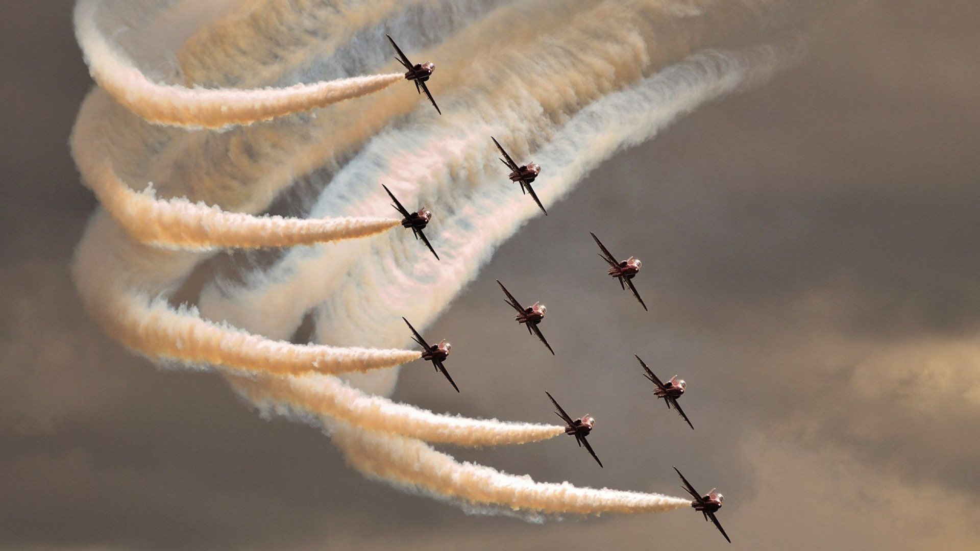 开云下载-持续突破：年轻车手的首次夺冠史，最年轻f1车手